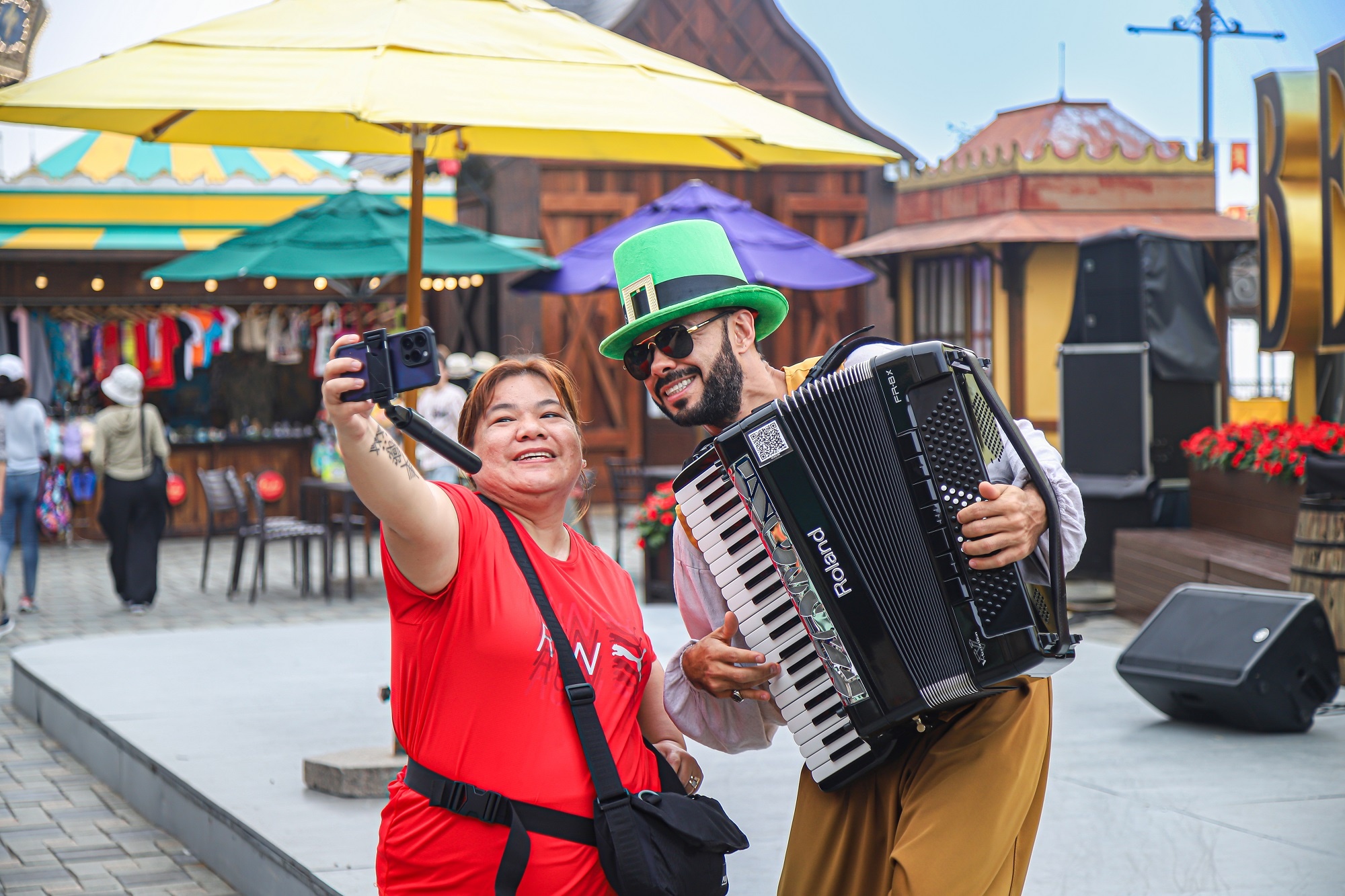 Khách du lịch hứng khởi chụp hình lưu niệm cùng các nghệ sỹ tại Sun World Ba Na Hills.