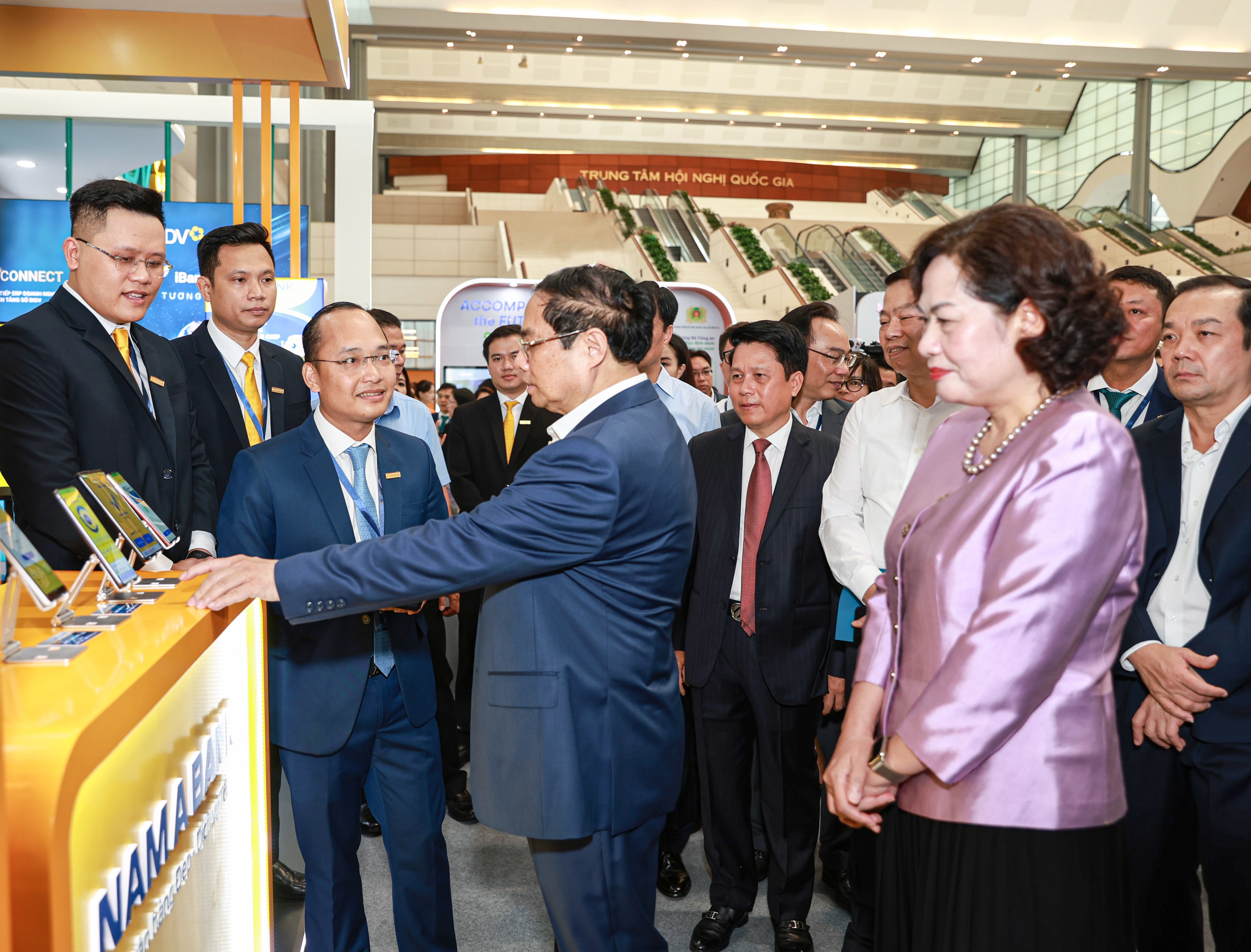 Thủ tướng Phạm Minh Chính tham quan Hệ sinh thái số Nam A Bank.