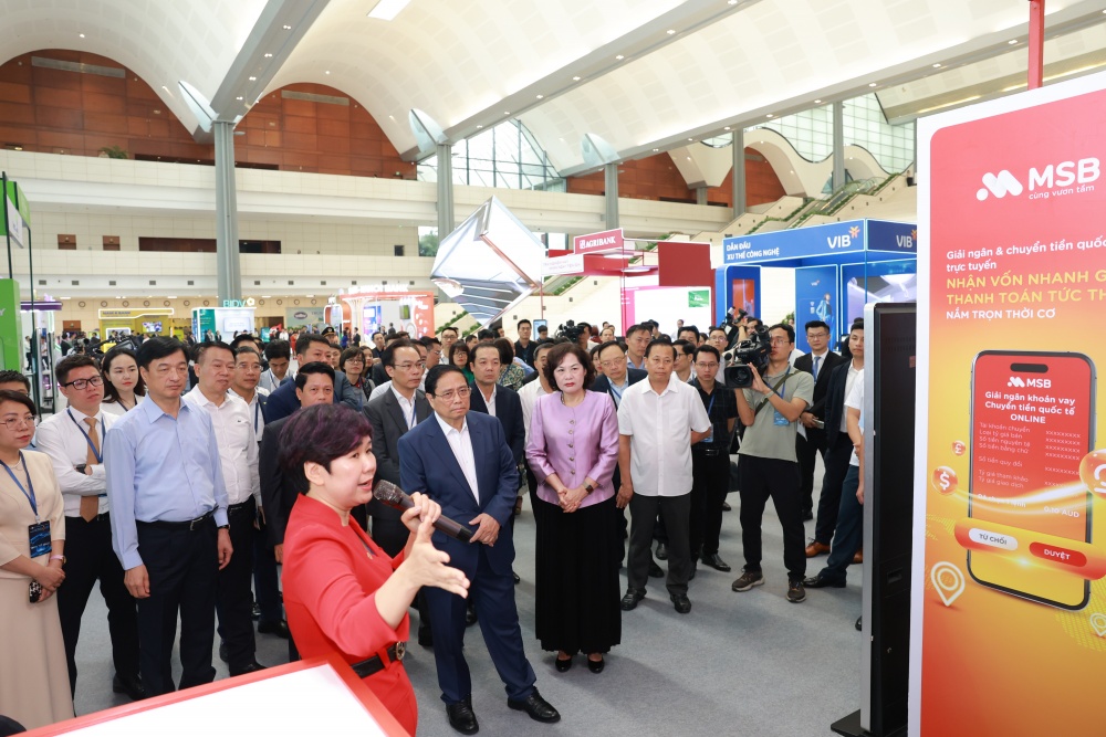 Bà Đinh Thị Tố Uyên - Phó Tổng Giám đốc MSB trình bày và giải đáp tới Thủ tướng Phạm Minh Chính về các giải pháp số dành cho doanh nghiệp