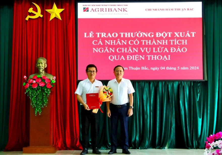 Lãnh đạo Agribank chi nhánh tỉnh Bình Thuận khen cán bộ kịp thời ngăn chặn lừa đảo giữ lại số tiền 3,2 tỷ đồng cho khách hàng
