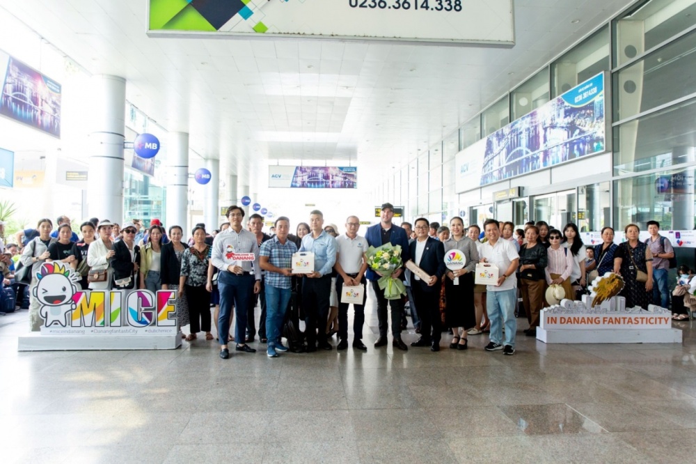 Đoàn khách MICE được ngành du lịch tổ chức đón tiếp, tặng quà ngay tại sân bay Đà Nẵng