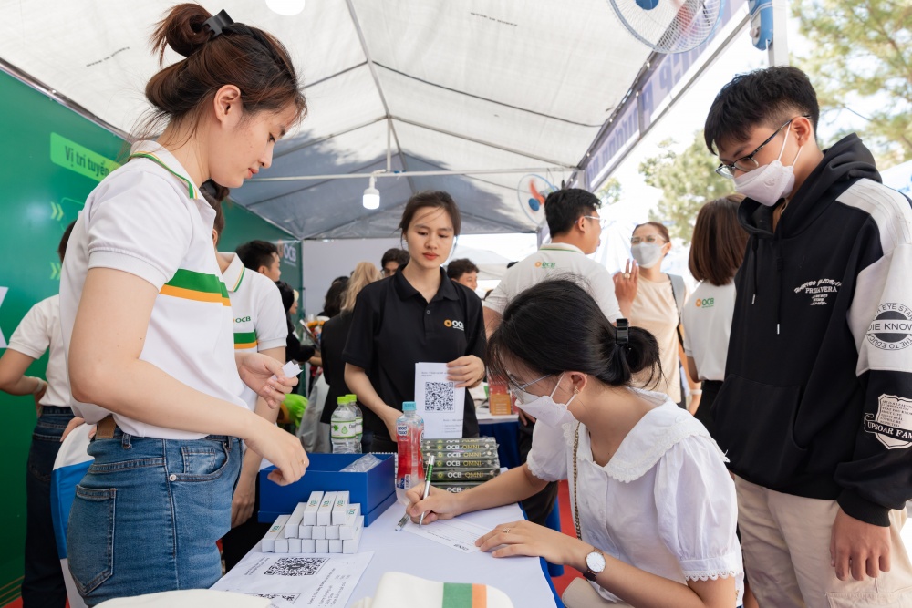 Nhiều ngân hàng tham gia Ngày hội việc làm 2024 của HUB