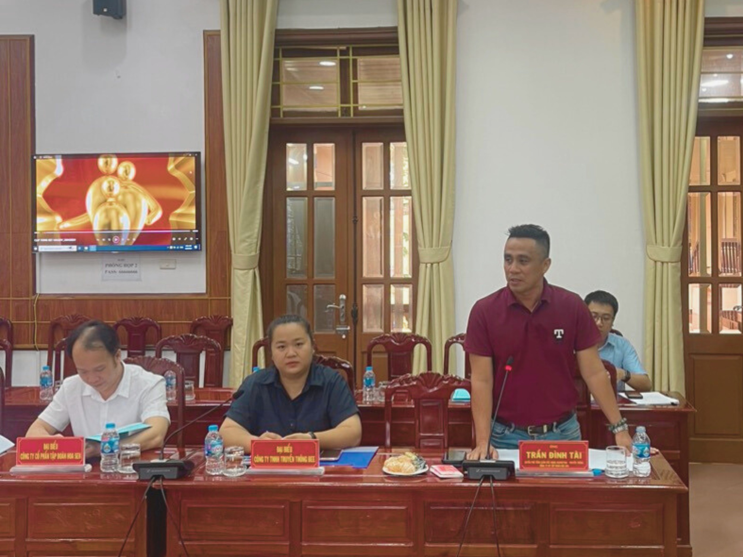 Ông Trần Đình Tài – Đại diện phía Tập đoàn Hoa Sen cũng nêu lên những ý kiến của mình trong cuộc họp