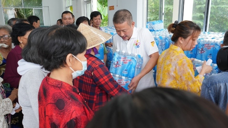 Gần 200.000 sản phẩm nước tinh khiết Number 1 đã được chuyển tới tận tay bà con người dân vùng hạn mặn 2 tỉnh Bến Tre, Tiền Giang.