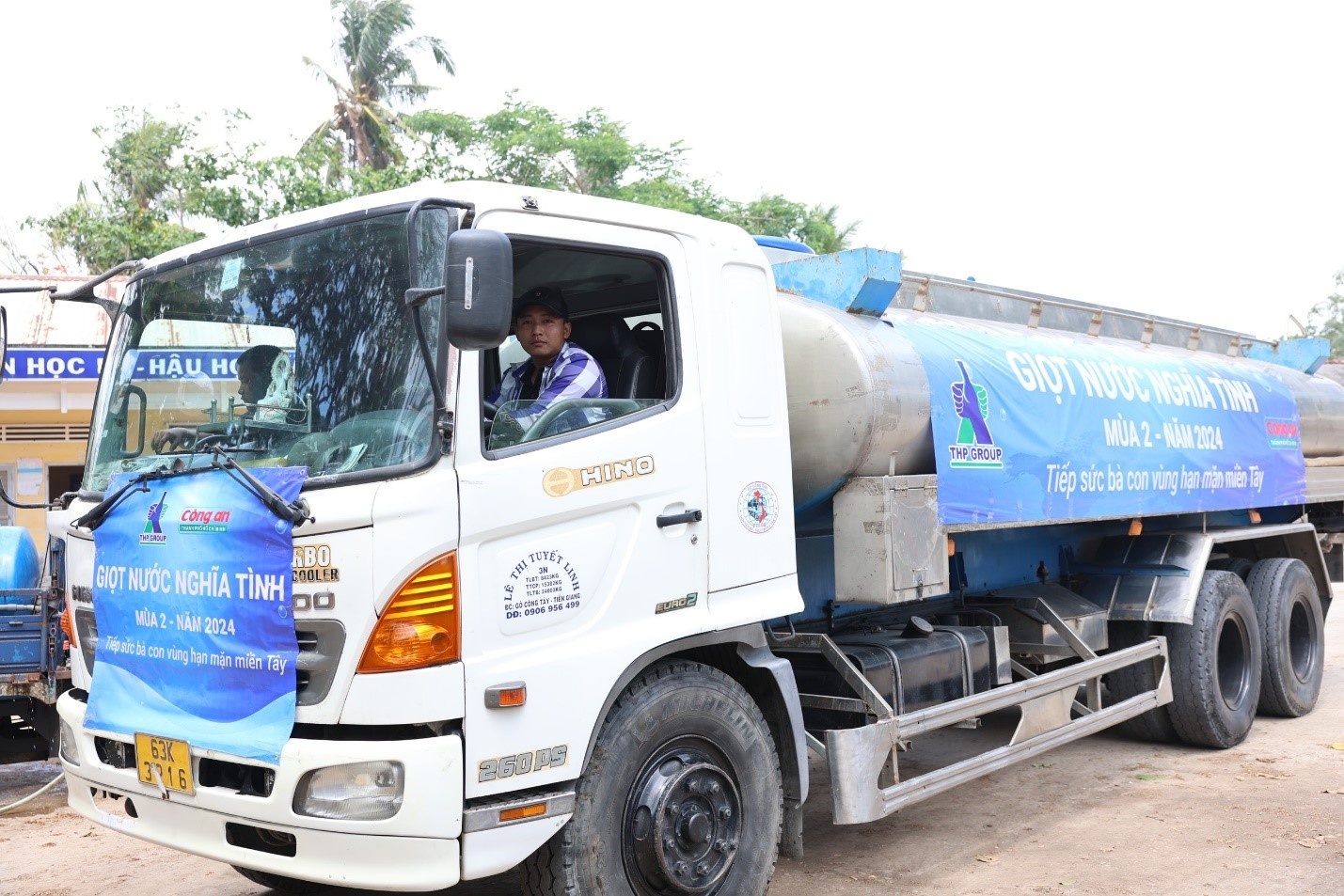 620 khối nước ngọt đã được Công ty Tân Hiệp Phát và báo Công An TP. Hồ Chí Minh chuyển tới tận tay người dân 8 xã tại huyện Ba Tri, Bến Tre.