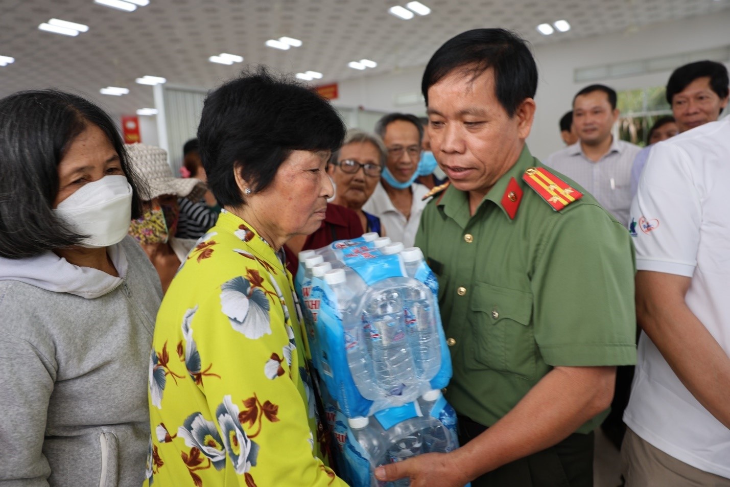 Đại diện các cấp chính quyền tỉnh Bến Tre trao tặng nước cho bà con người dân tại xã Vĩnh An huyện Châu Thành.