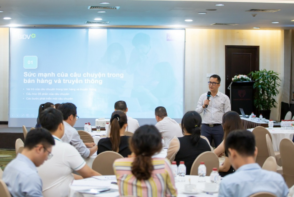 Chuyên gia đào tạo Nguyễn Thanh Sơn (Chủ tịch Tập đoàn MVV) chia sẻ thông tin với các học viên 