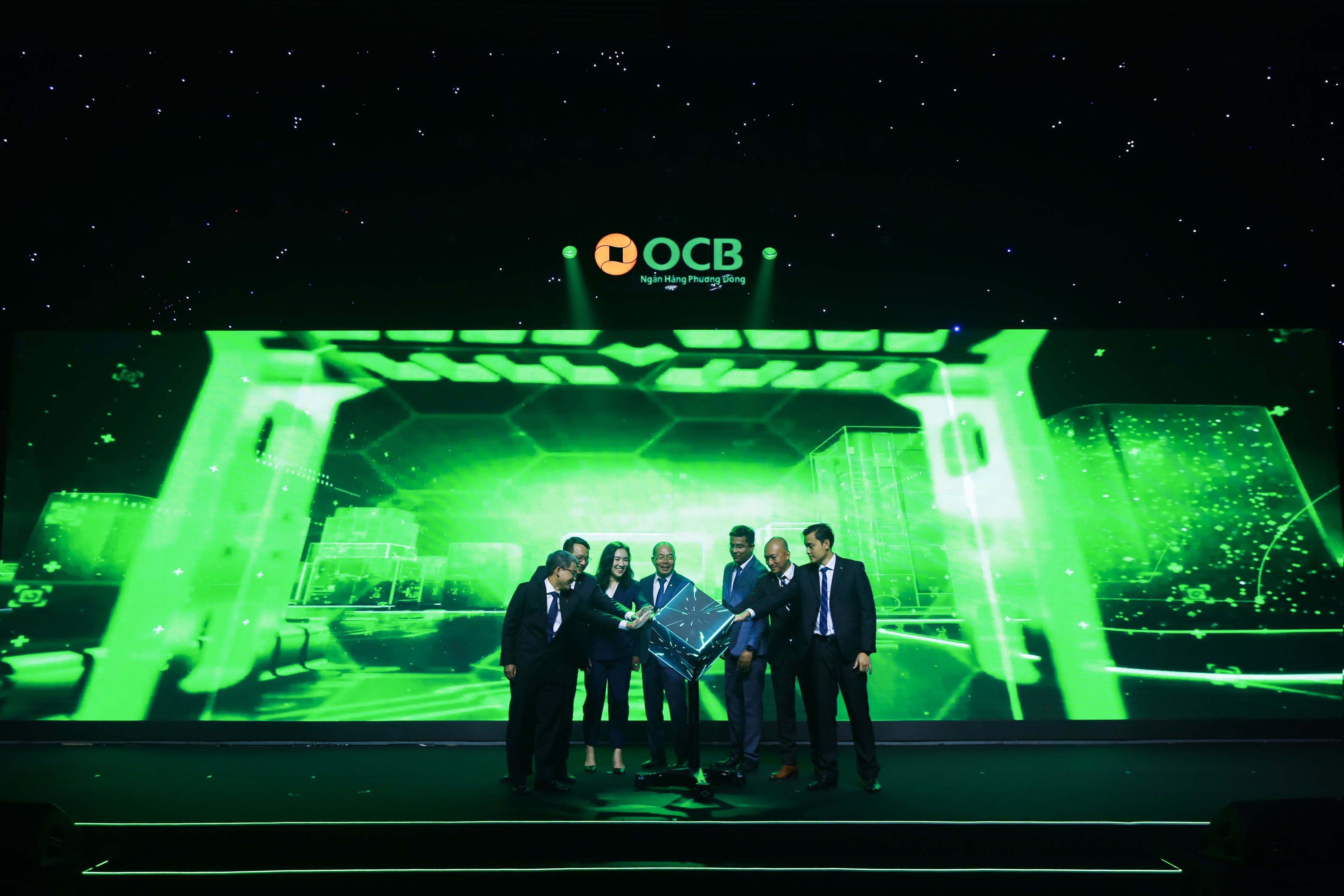 Lãnh đạo OCB, Backbase và SmartOSC thực hiện nghi thức ra mắt ngân hàng số OCB OMNI thế hệ mới