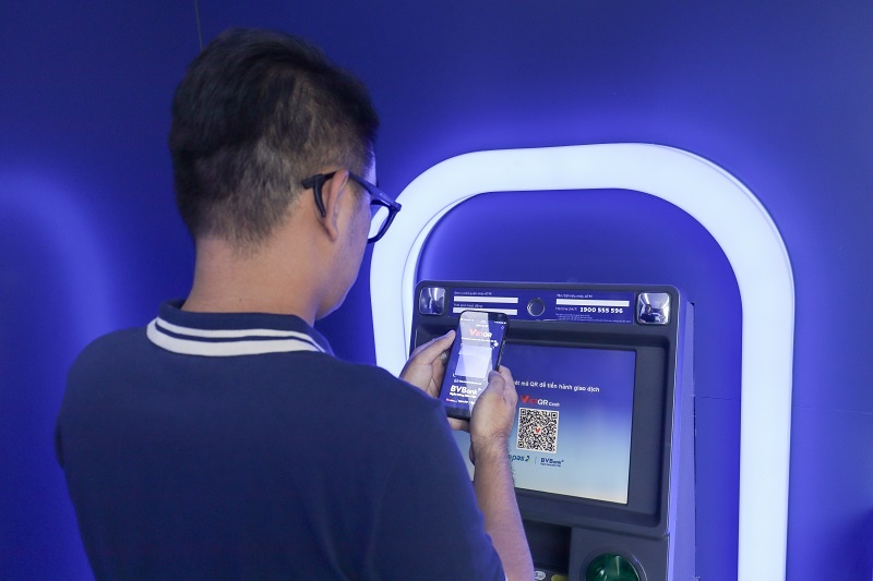 Khách hàng rút tiền mặt tại ATM BVBank sử dụng dịch vụ VietQRCash