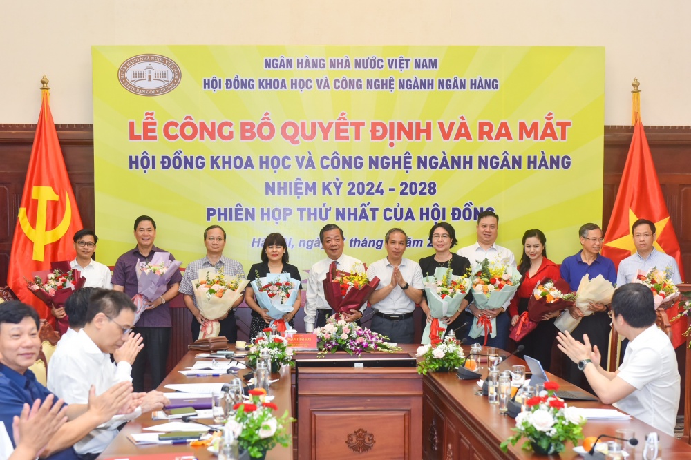 Phó Thống đốc NHNN Đoàn Thái Sơn tặng hoa cho các thành viên Hội đồng KH&CN ngành Ngân hàng 2 nhiệm kỳ