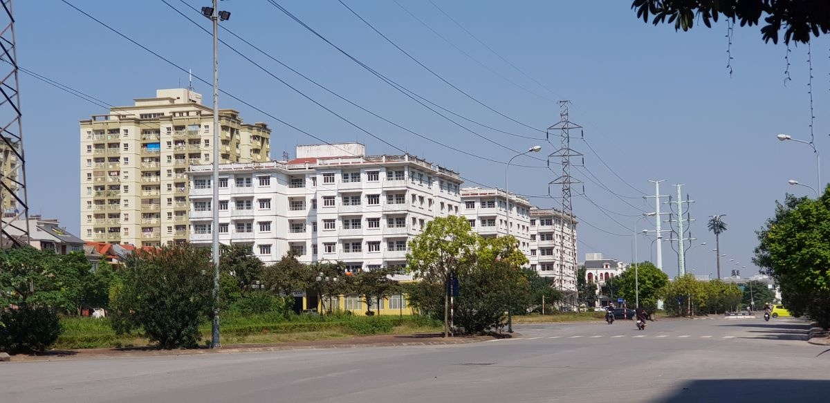 Hàng trăm căn hộ tái định cư tại quận Long Biên (Hà Nội) bị bỏ hoang hàng chục năm nay.