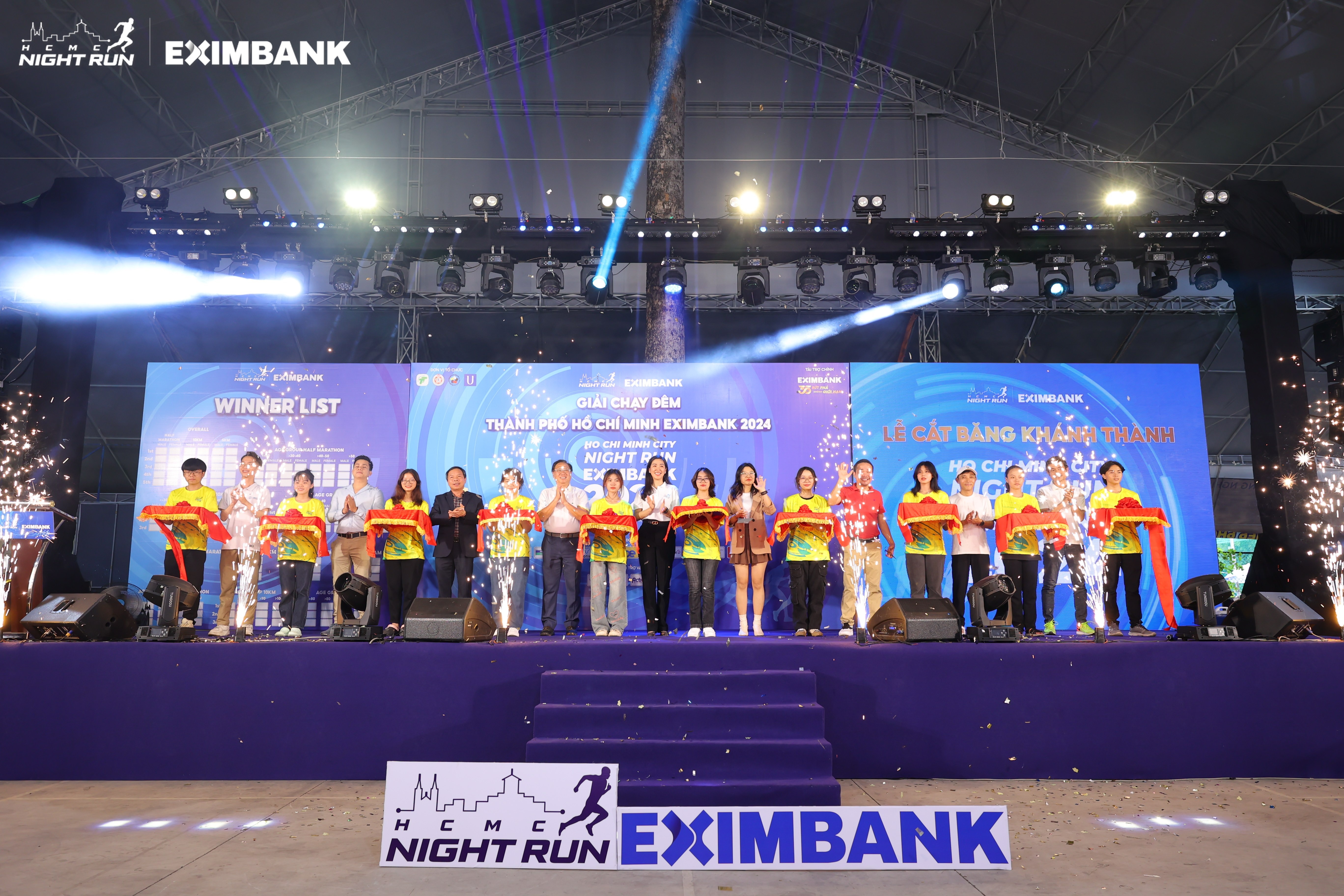 Bà Lê Thị Mai Loan, Phó Tổng Giám đốc Eximbank (chính giữa) cùng đại diện ban tổ chức cắt băng khánh thành chính thức khai mạc sự kiện Ho Chi Minh City Night Run Eximbank mùa 3, năm 2024 