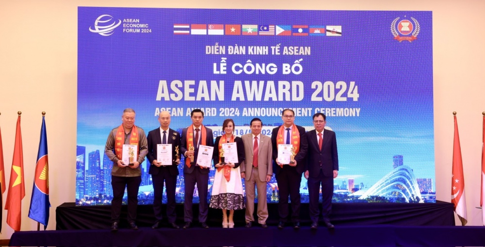 Ông Chu Nguyên Bình, Phó Tổng Giám đốc BAC A BANK, đại diện Ngân hàng lên nhận giải Doanh nghiệp tiêu biểu ASEAN 2024