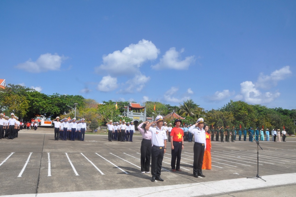 Đoàn Công tác làm lễ chào cờ tại đảo Trường Sa