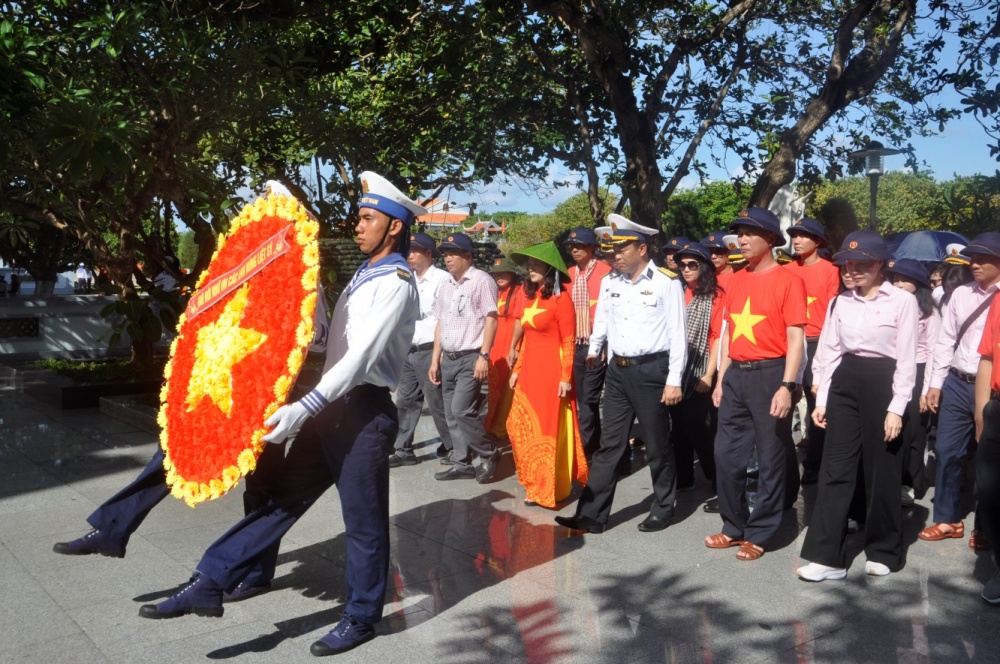 Đoàn Công tác dâng hương tưởng niệm các anh hùng liệt sĩ tại đảo Trường Sa
