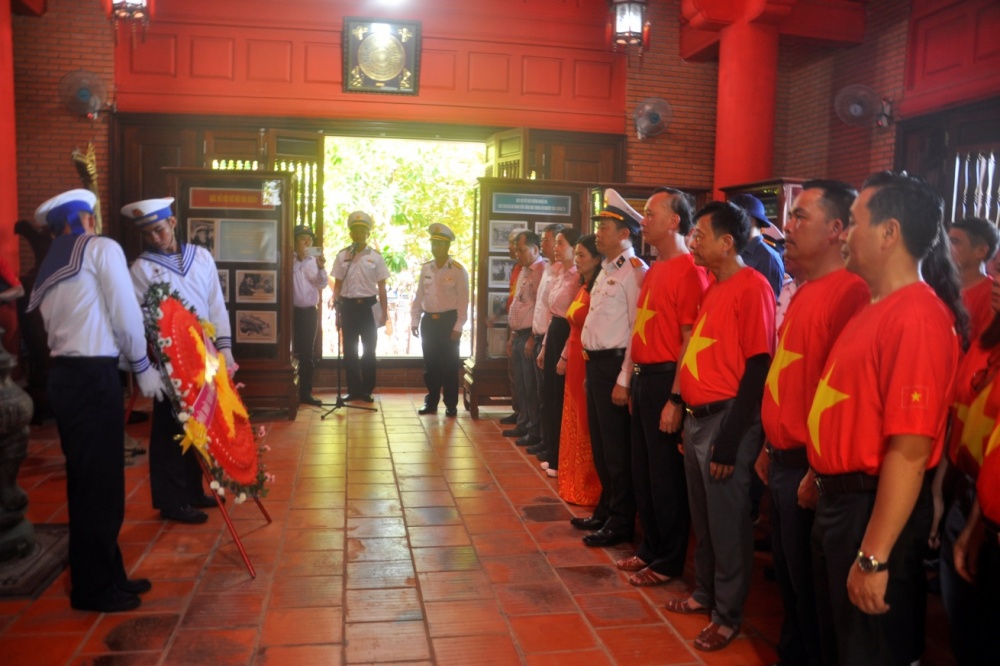 Đoàn Công tác dâng hương tại nhà tưởng niệm Chủ tịch Hồ Chí Minh tại đảo Trường Sa