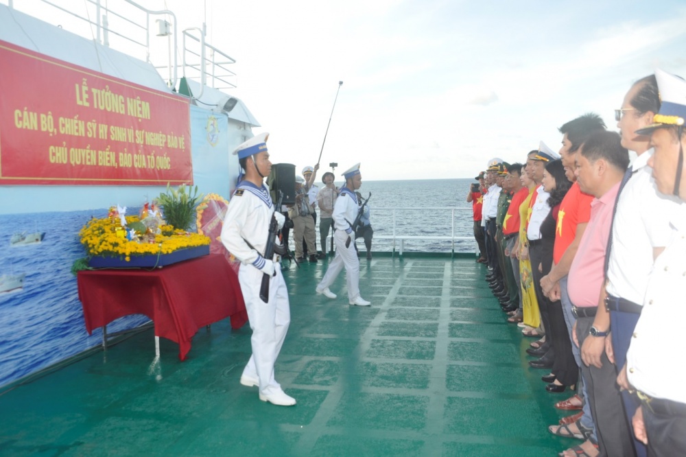 Đoàn Công tác tổ chức Lễ  tưởng niệm CB,CS hy sinh vì sự nghiệp bảo vệ  chủ quyền biển đảo của Tổ Quốc
