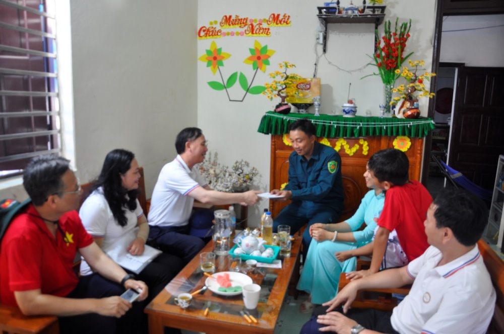 Ông Cao Văn Bình, Trưởng Đoàn công tác ngành Ngân hàng thăm động viện và tặng quà cho một hộ dân tại đảo Song Tử Tây