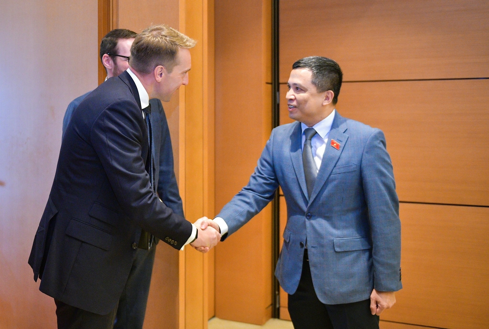 Cao ủy Martin Kent cũng đã gặp gỡ ông Phạm Phú Bình, Ủy viên Thường trực Ủy ban Đối ngoại Quốc hội Việt Nam