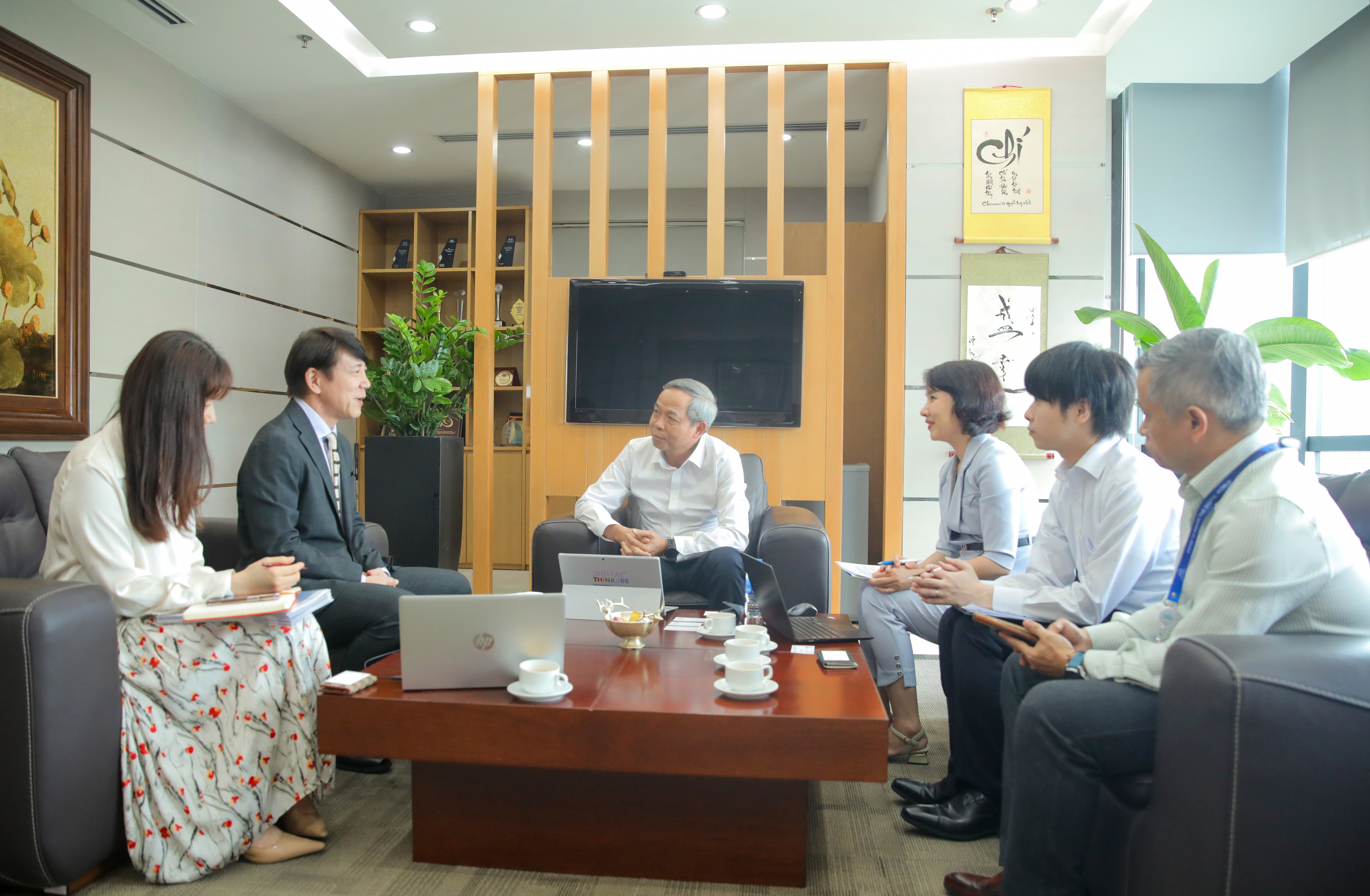 Toàn cảnh buổi làm việc của Tổ chức Xúc tiến Thương mại Nhật Bản JETRO với tập đoàn Công nghệ CMC 