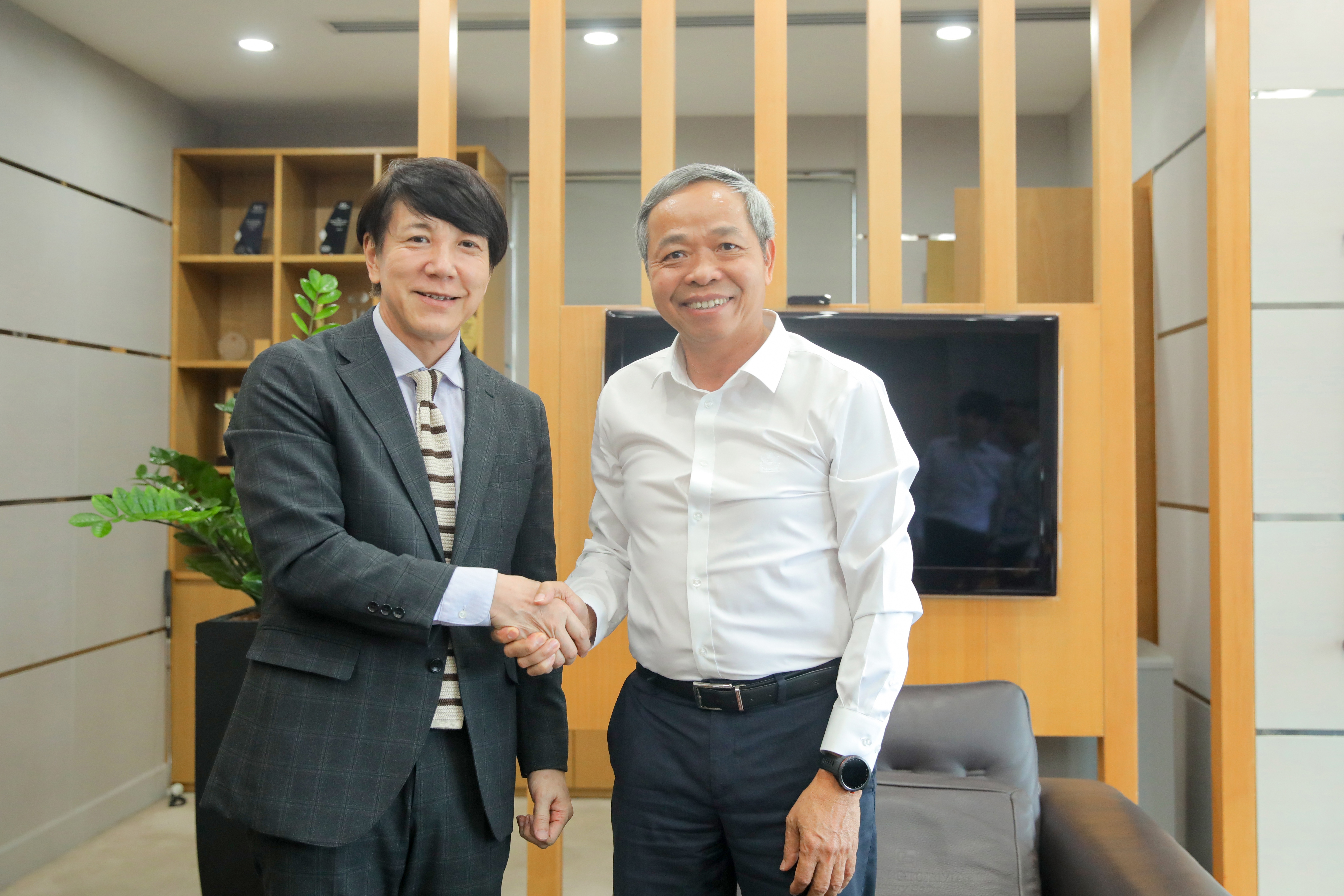 Trưởng đại diện JETRO Hà Nội - Mr Nakajima Takeo và Chủ tịch HĐQT/ Chủ tịch Điều hành tập đoàn Công nghệ CMC Nguyễn Trung Chính hy vọng sẽ đẩy mạnh, thắt chắt mối quan hệ hai bên.