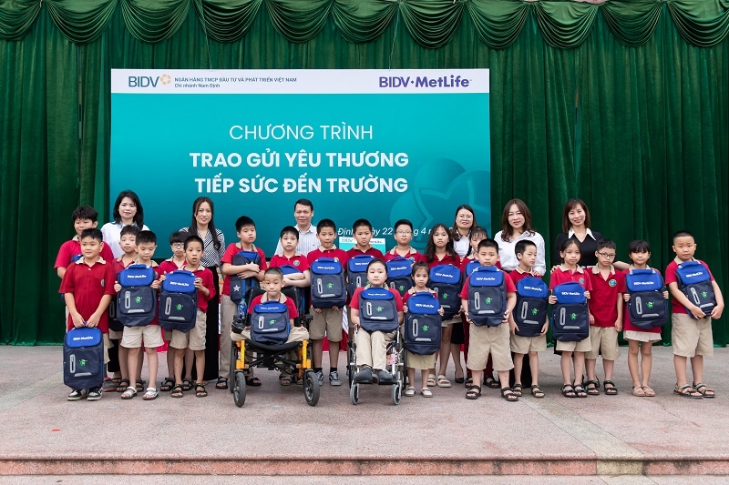 Các lãnh đạo BIDV MetLife tới thăm và trao quà cho các em học sinh tại Nam Định