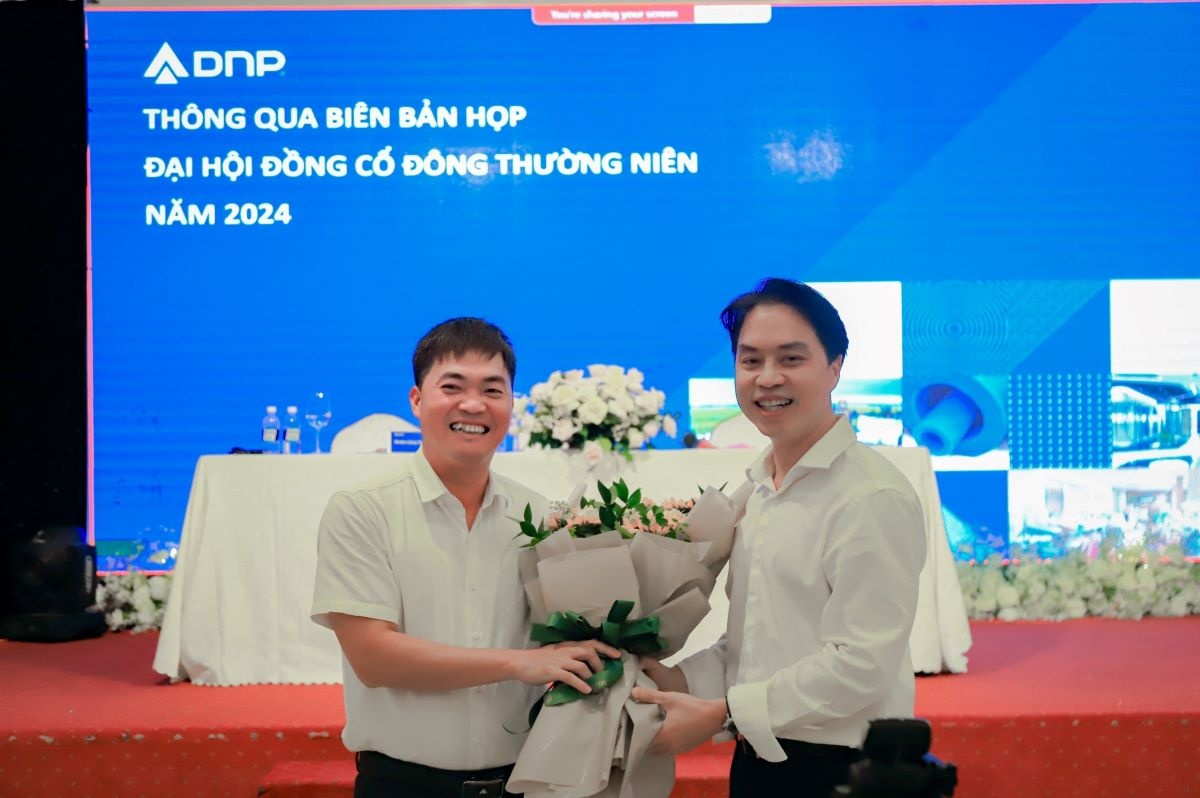 Ông Trần Đức Huy (bên phải) - Tân Chủ tịch HĐQT DNP Holding ra mắt tại Đại hội.