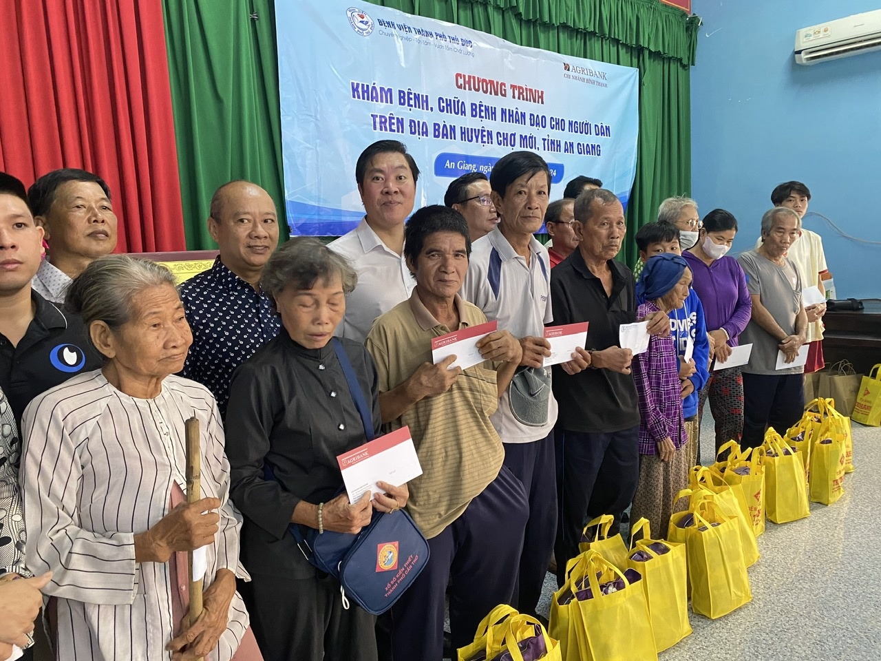 Các nhà hảo tâm tặng quà cho người dân nghèo và gia đình chính sách tại huyện Chợ Mới, tỉnh An Giang 