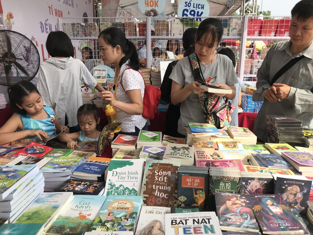 Việc cho trẻ thường xuyên đến với hội chợ sách, nhà sách, phố sách cũng góp phần gây dựng thói quen đọc sách