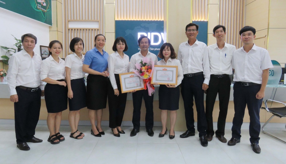 NHNN chi nhánh tỉnh Phú Yên, BIDV Phú Yên đã tổ chức khen thưởng đột xuất cho tập thể phòng giao dịch Tuy An và cá nhân bà Bùi Thị Thanh Truyền.