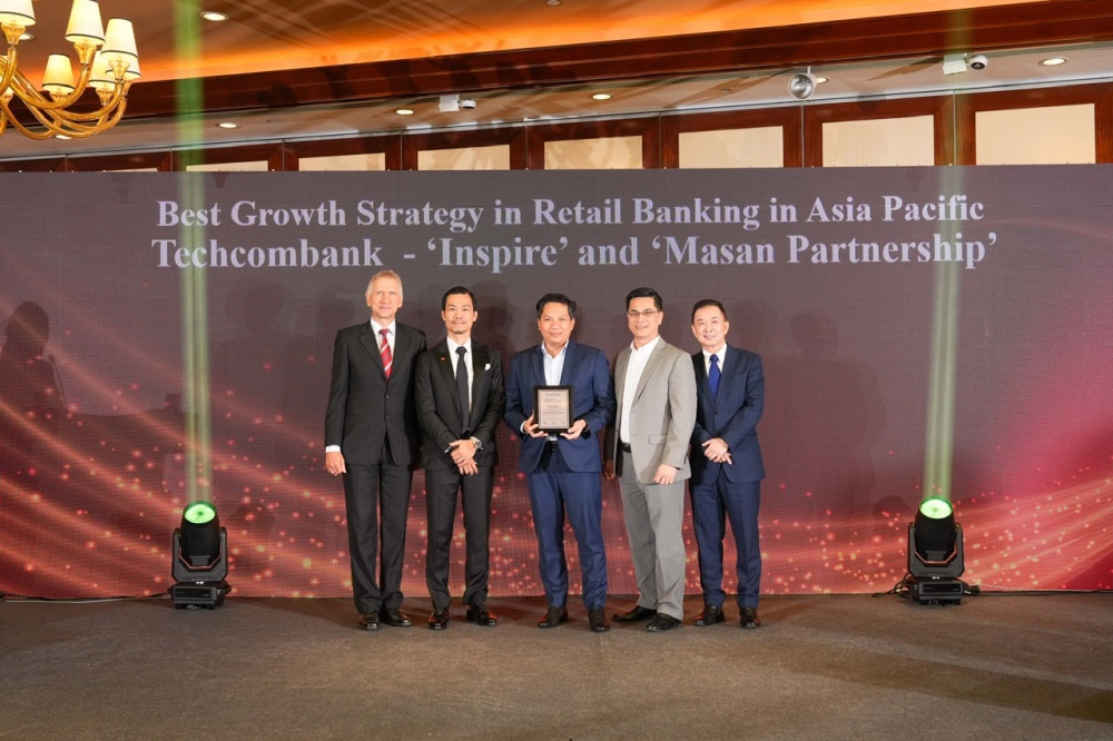 Đại diện Techcombank nhận giải thưởng từ The Asian Banker