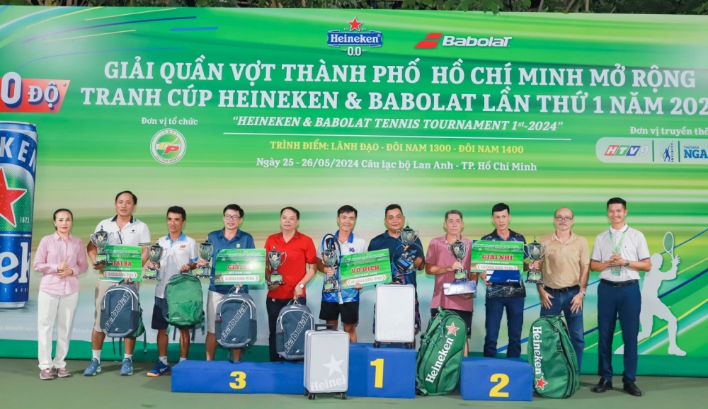 Ban tổ chức trao cúp và nhiều quà tặng cho các tay vợt đoạt giải