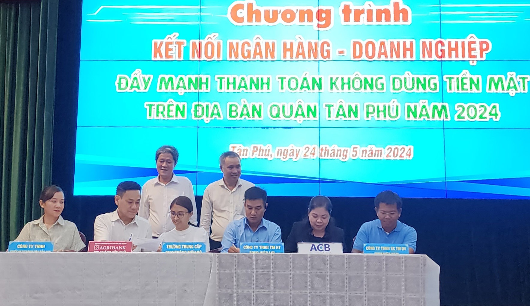 Chương trình kết nối ngân hàng – doanh nghiệp ở Quận Tân Phú (TP. Hồ Chí Minh) tập trung vào phát triển thanh toán không dùng tiền mặt - Ảnh: Đ.Thịnh