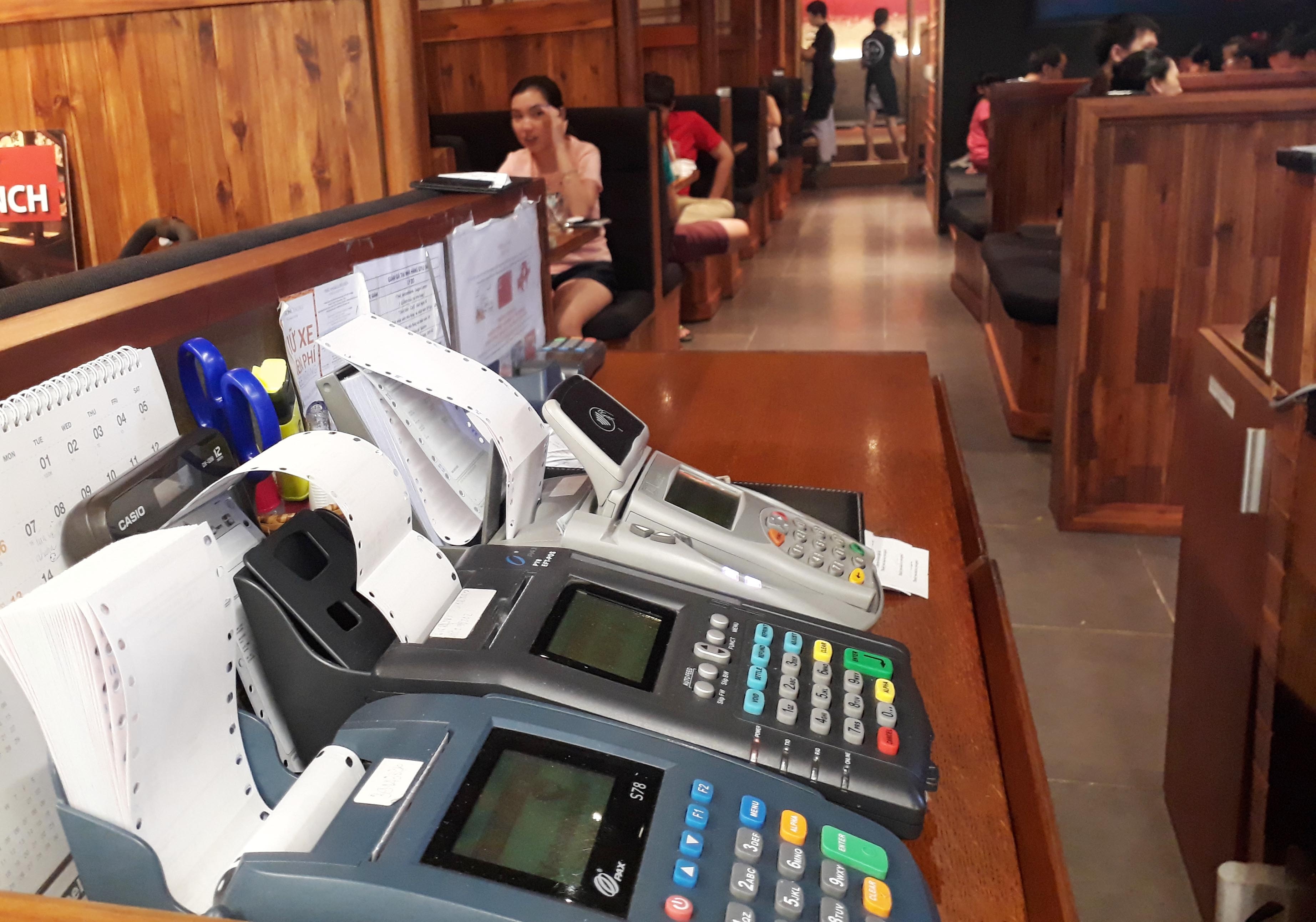Các điểm chấp nhận thanh toán thẻ ngày một đa dạng ở các nhà hàng, quán ăn - Ảnh: Đình Hải