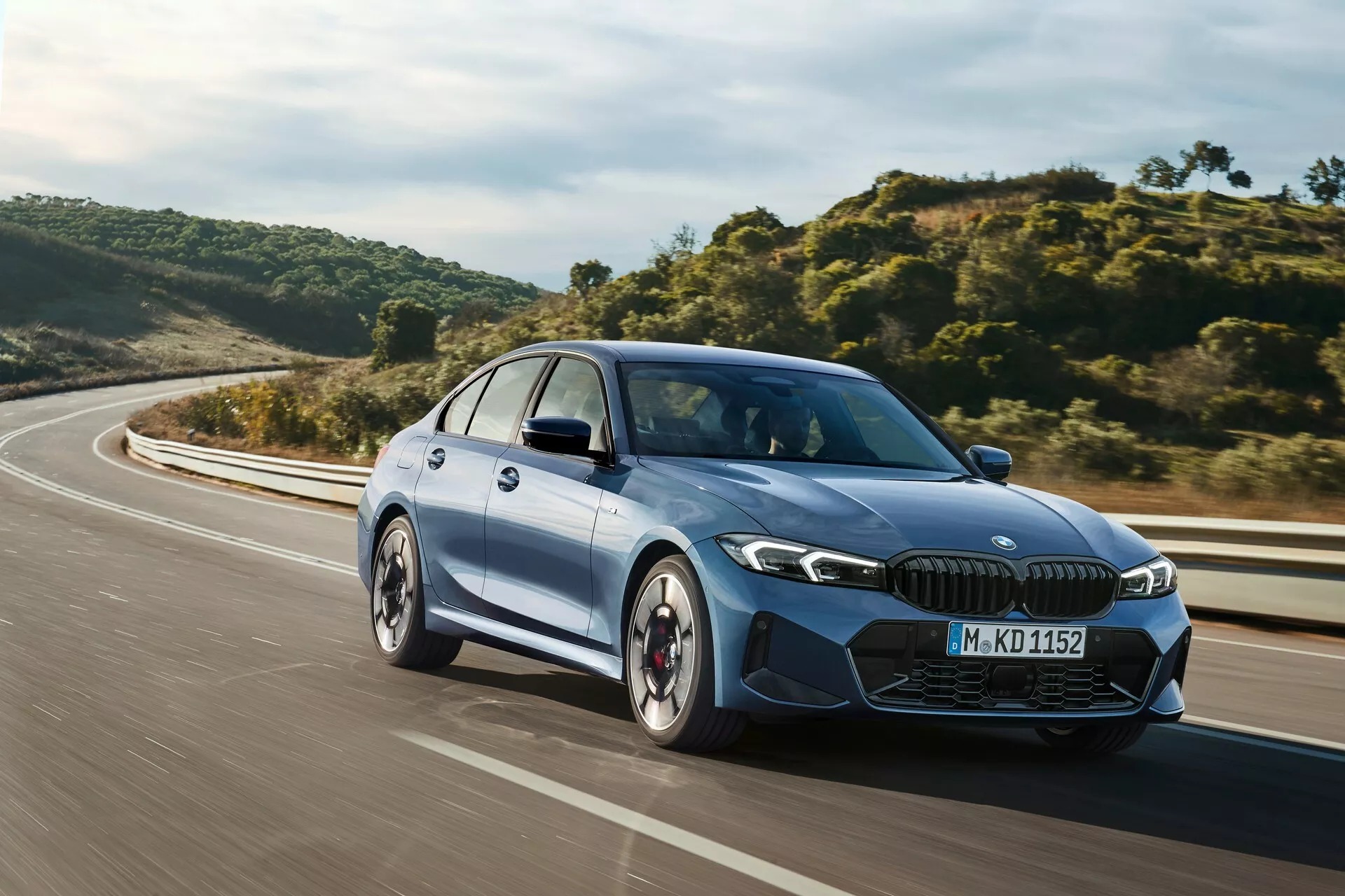 BMW 3-Series 2025 ra mắt: Thêm màu, mâm mới, tinh chỉnh động cơ nhưng sức mạnh cải tiến không đáng kể- Ảnh 7.