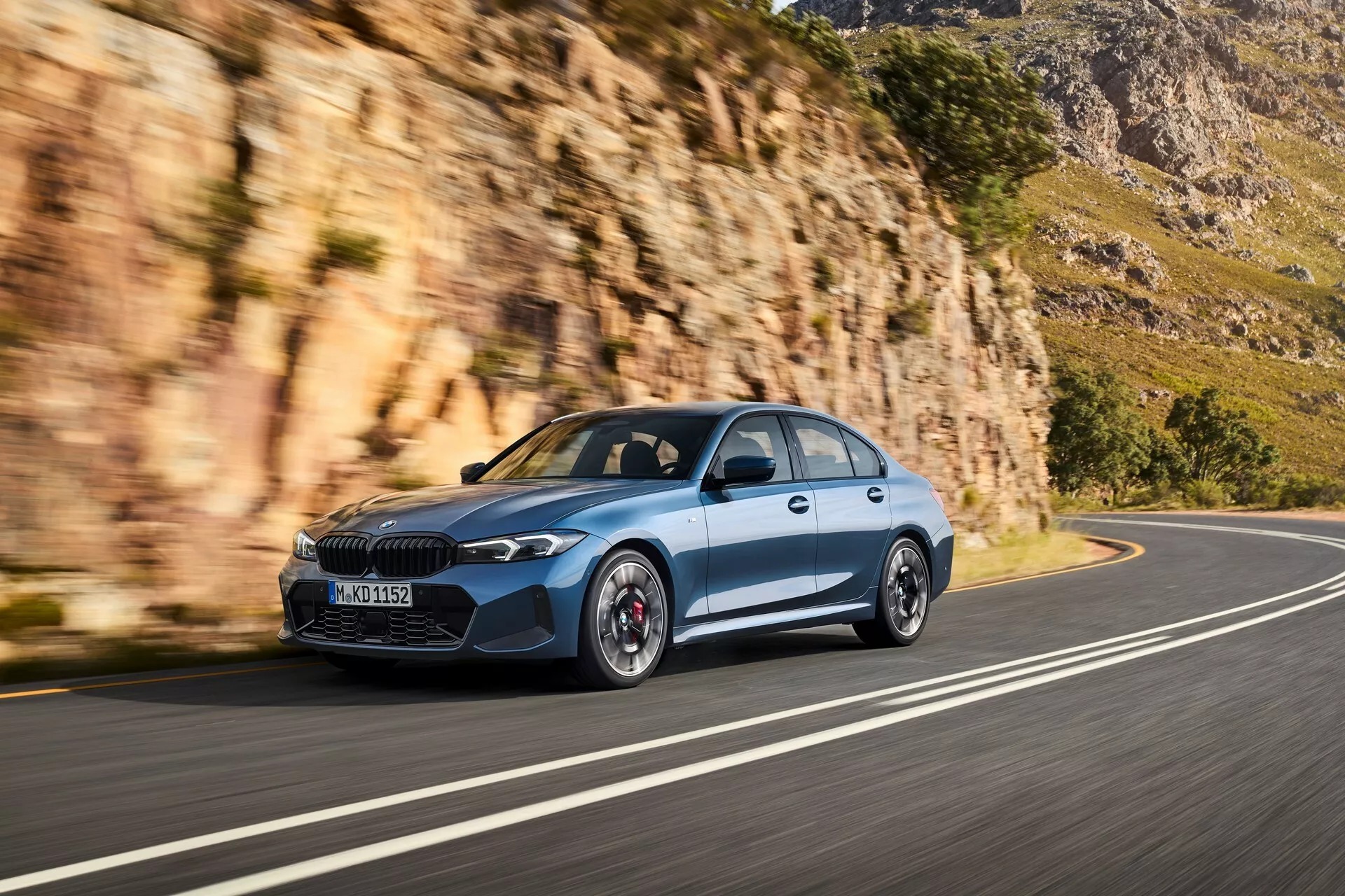 BMW 3-Series 2025 ra mắt: Thêm màu, mâm mới, tinh chỉnh động cơ nhưng sức mạnh cải tiến không đáng kể- Ảnh 2.