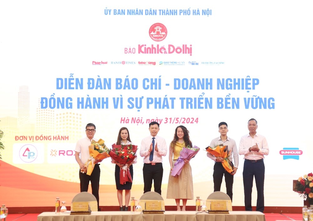 Ban Tổ chức Diễn đàn Báo chí - Doanh nghiệp đồng hành vì sự phát triển phát vững, tri ân các nhà tài trợ (Ảnh: Phạm Hùng)