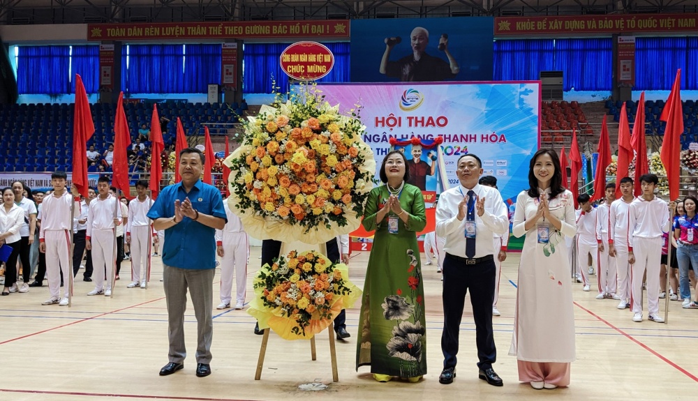 Đại diện lãnh đạo Công đoàn Ngân hàng Nhà nước Việt Nam tặng hoa cho Ban Tổ chức hội thao