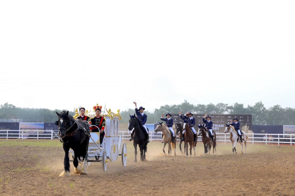 Trong sự kiện ra mắt, Vinpearl Horse Academy Vũ Yên mang đến màn trình diễn ngựa phong cách Hoàng gia