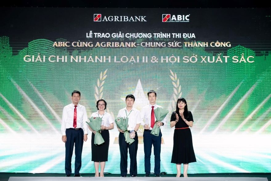 Đại diện các Chi nhánh Agribank được vinh danh tại Hội nghị Tổng kết chương trình thi đua