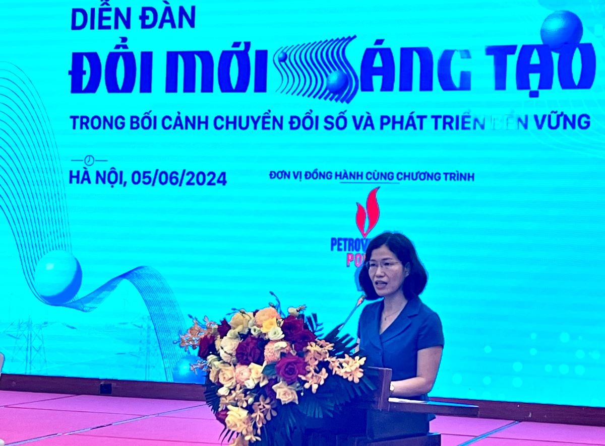 Bà Đỗ Thị Phương Lan - Tổng Biên tập Tạp chí Kinh tế và Dự báo phát biểu tại diễn đàn.