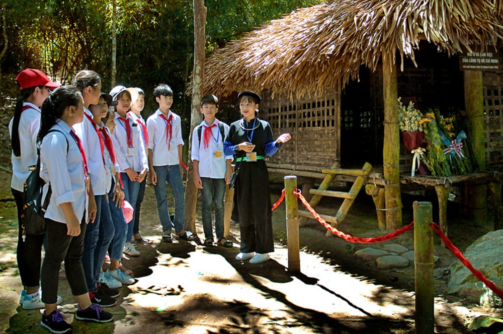 Học sinh tham quan, tìm hiểu lịch sử tại lán Nà Nưa thuộc Khu di tích lịch sử quốc gia đặc biệt Tân Trào (huyện Sơn Dương, Tuyên Quang)