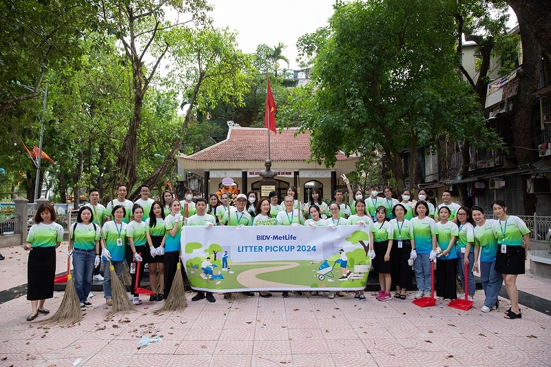 Tập thể BIDV MetLife “ra quân” trong ngày “Litter Pickup 2024”