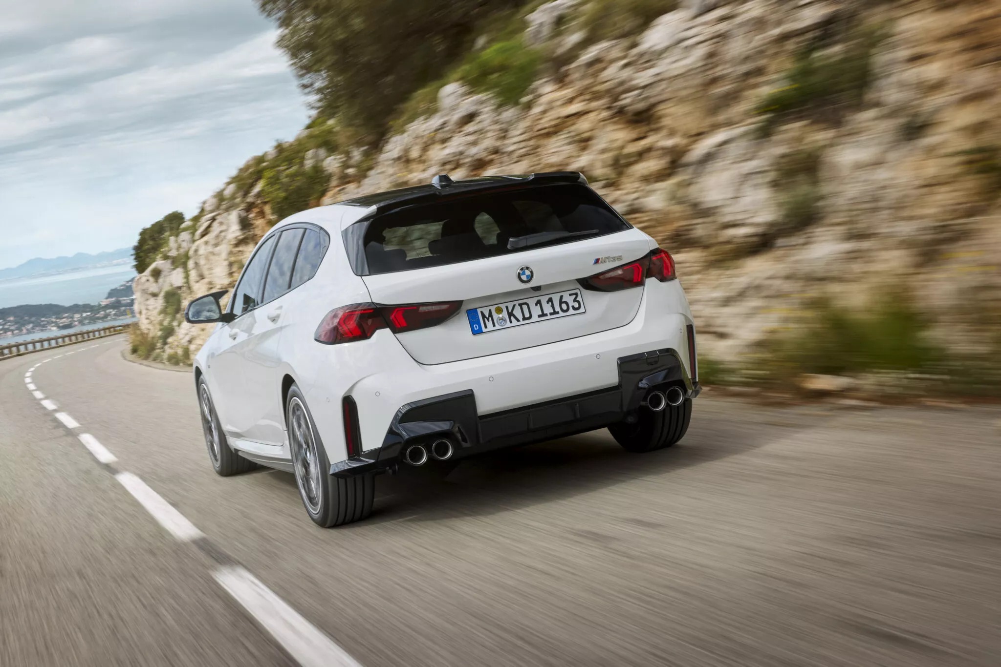 BMW 1-Series 2025 ra mắt: Thay đổi nhẹ nhàng, nội thất xịn không kém nhóm trên, giá dự kiến hút khách ở cả phân khúc xe sang lẫn phổ thông- Ảnh 3.