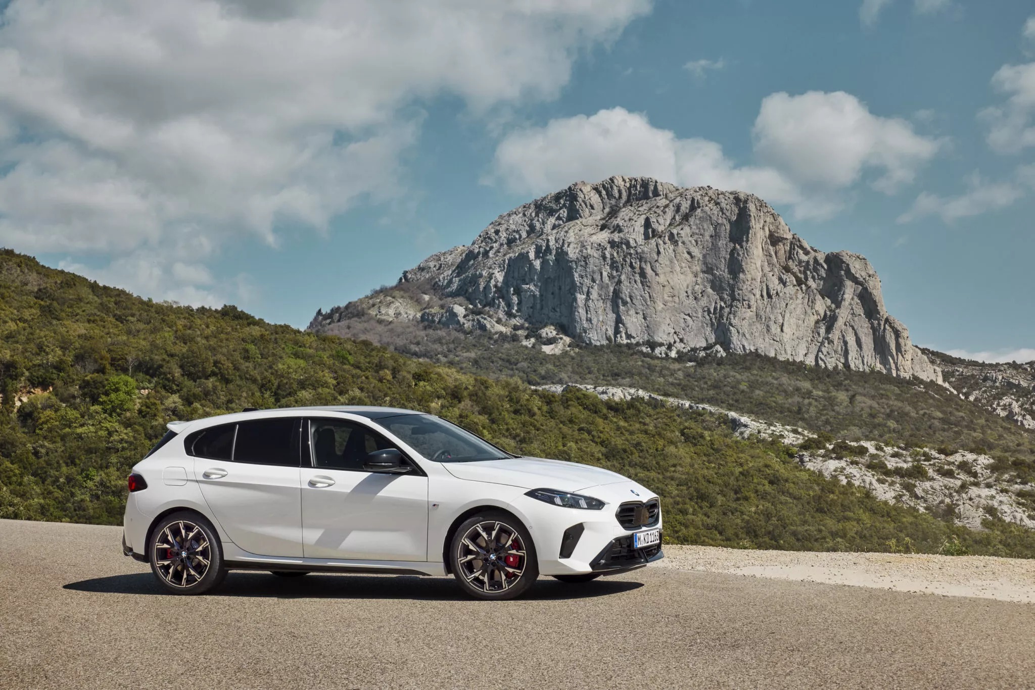 BMW 1-Series 2025 ra mắt: Thay đổi nhẹ nhàng, nội thất xịn không kém nhóm trên, giá dự kiến hút khách ở cả phân khúc xe sang lẫn phổ thông- Ảnh 7.
