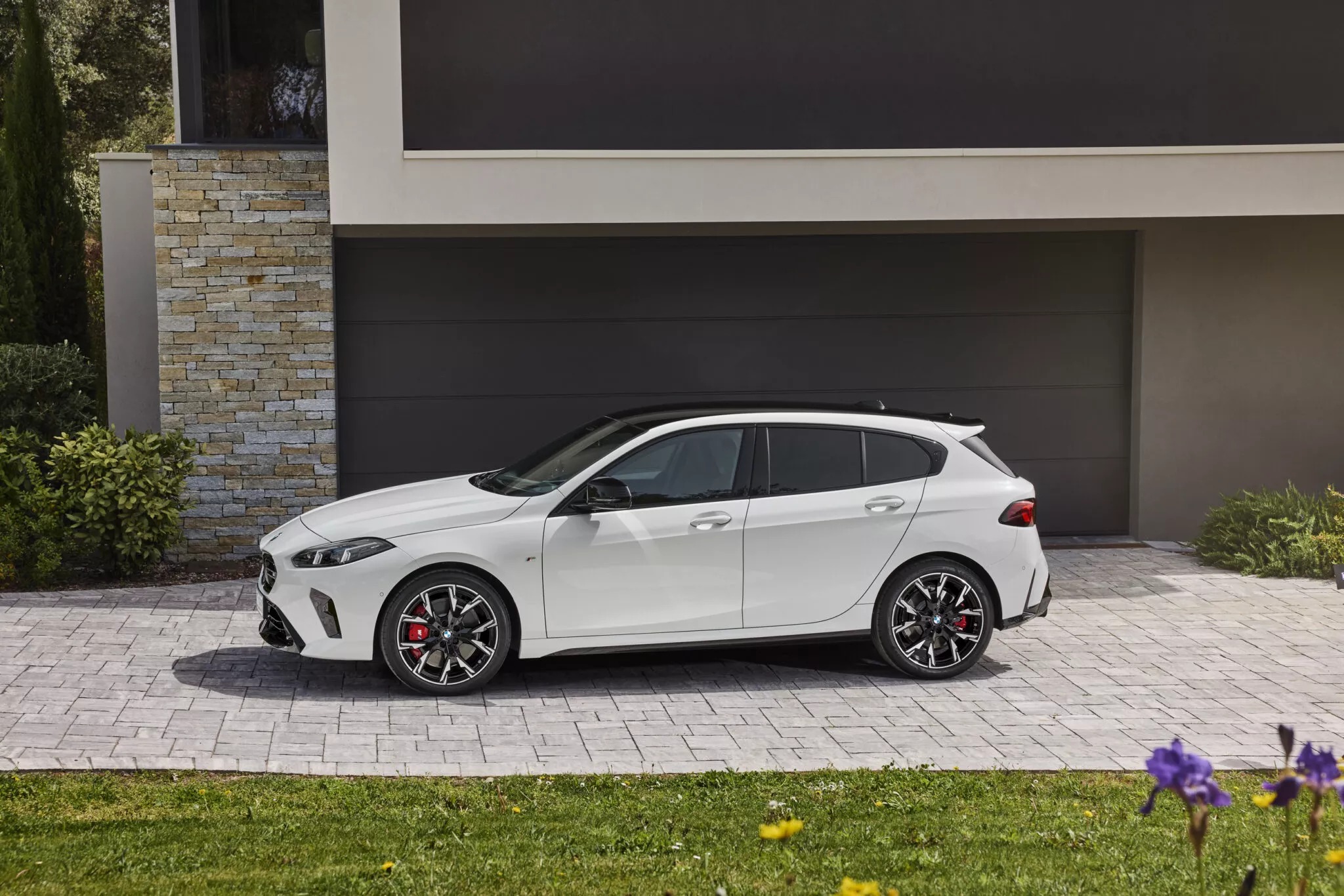 BMW 1-Series 2025 ra mắt: Thay đổi nhẹ nhàng, nội thất xịn không kém nhóm trên, giá dự kiến hút khách ở cả phân khúc xe sang lẫn phổ thông- Ảnh 9.