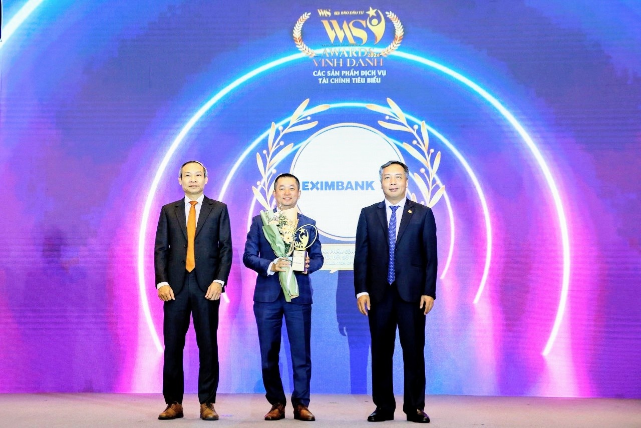 Ông Nguyễn Hướng Minh, Phó Tổng Giám đốc Eximbank (giữa) nhận Cúp giải thưởng Sản phẩm Công nghệ & Chuyển đổi số tiêu biểu năm 2024 từ Ban tổ chức