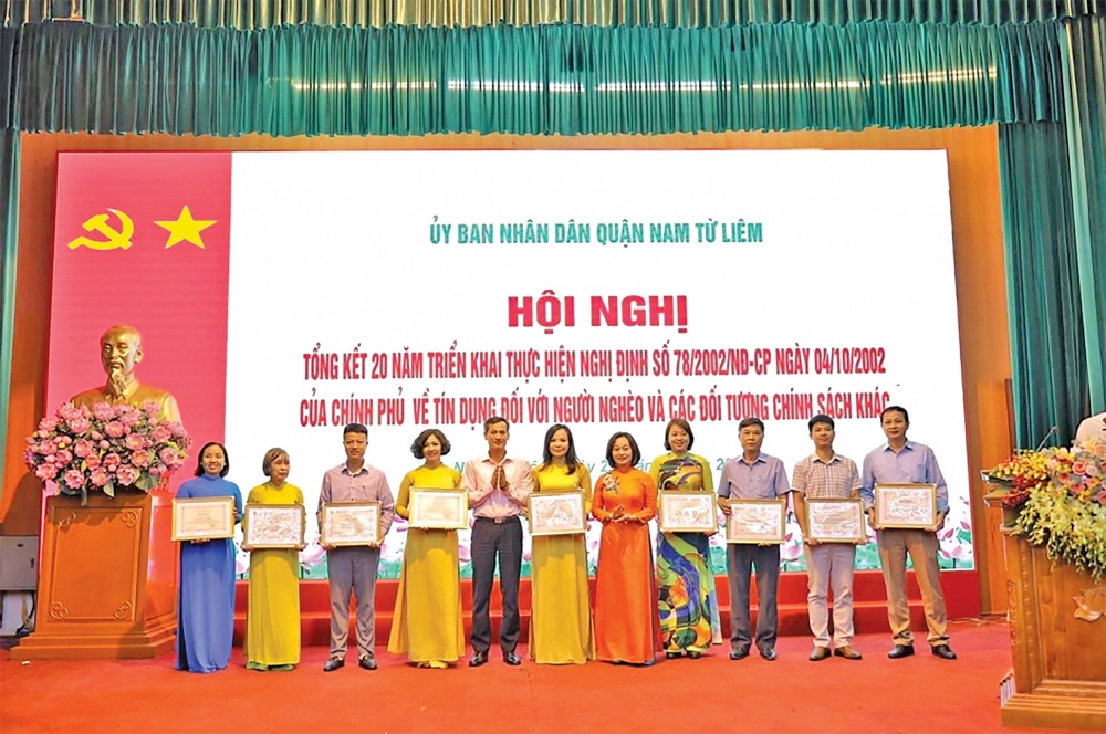 Chị Ngô Thị Nhàn (ngoài cùng bên trái) nhận bằng khen của Chủ tịch UBND quận Nam Từ Liêm