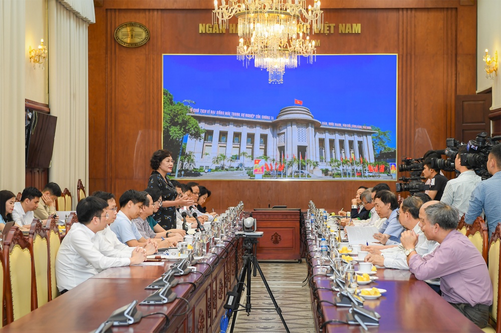 Thống đốc NHNN Nguyễn Thị Hồng phát biểu tại buổi làm việc với các chuyên gia kinh tế 