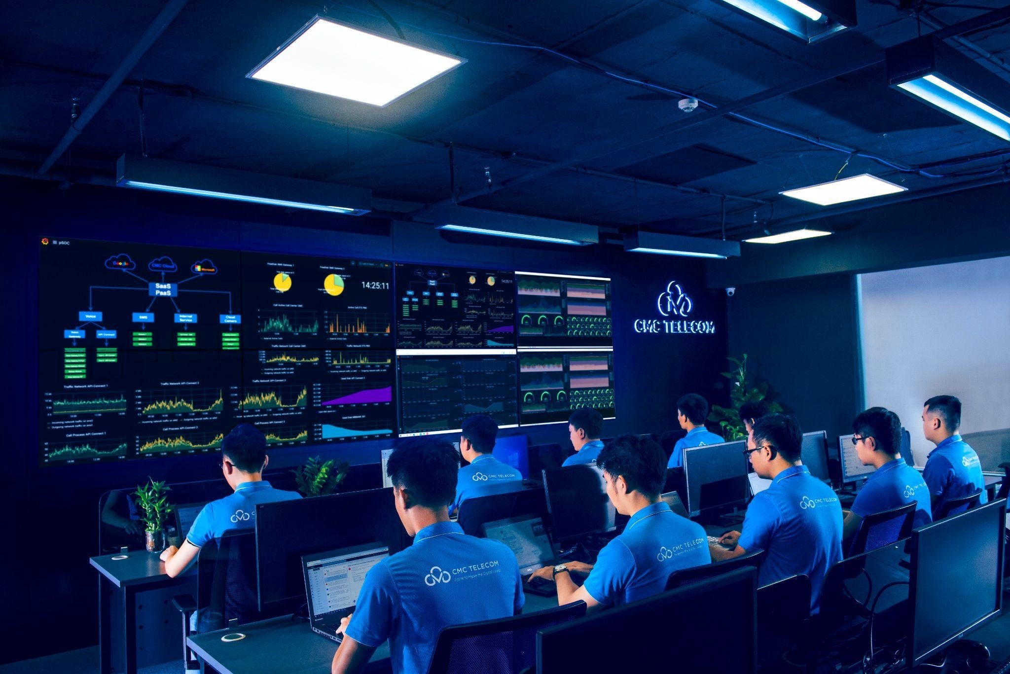 Đội ngũ chuyên gia về Bảo mật trực Hệ thống Trung tâm COC - Comprehensive Operation Center của CMC 